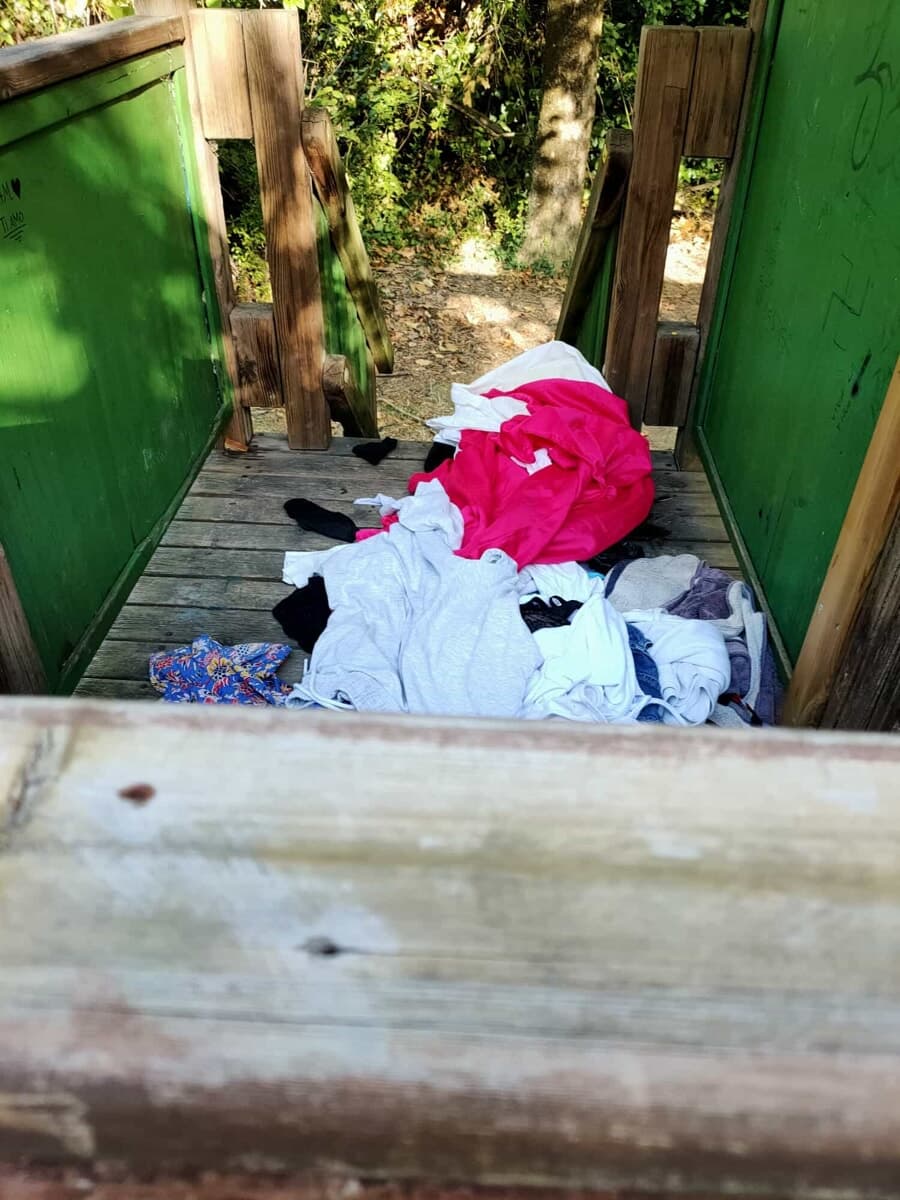 "Era la nostra oasi verde", il parco di via Cedrini sommerso dal degrado: accumuli di vestiti, cibo e rifiuti