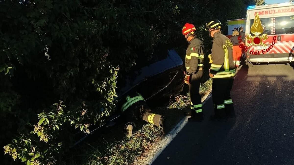 Schianto sulla Cervese, auto finisce fuori strada. La conducente liberata dai Vigili del fuoco