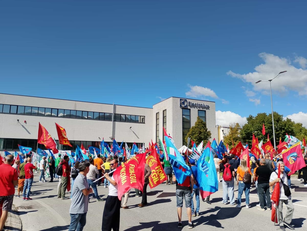 Crisi Electrolux, da Forlì a Cerreto per dire no ai tagli: la protesta contro i 297 esuberi in città