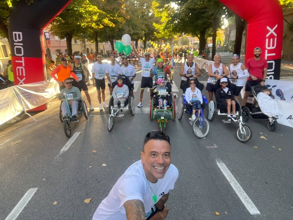 "Sapevo di essere in buone gambe”, l'emozionante mezza maratona di Virginia Baldassarri: spinta in carrozzina dagli atleti dell'Edera