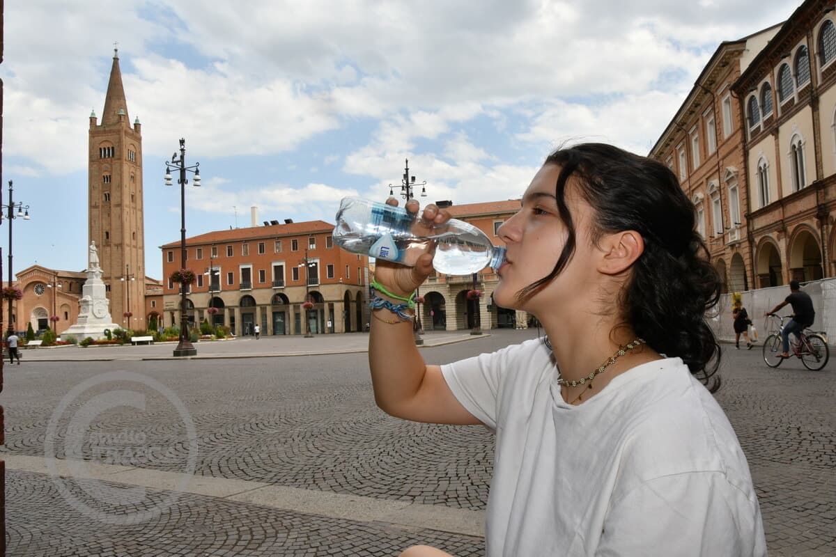 Temperature estreme, squilla il telefono per l’allerta: “Non uscire nelle ore più calde, bere molta acqua e mangiare cibi leggeri”