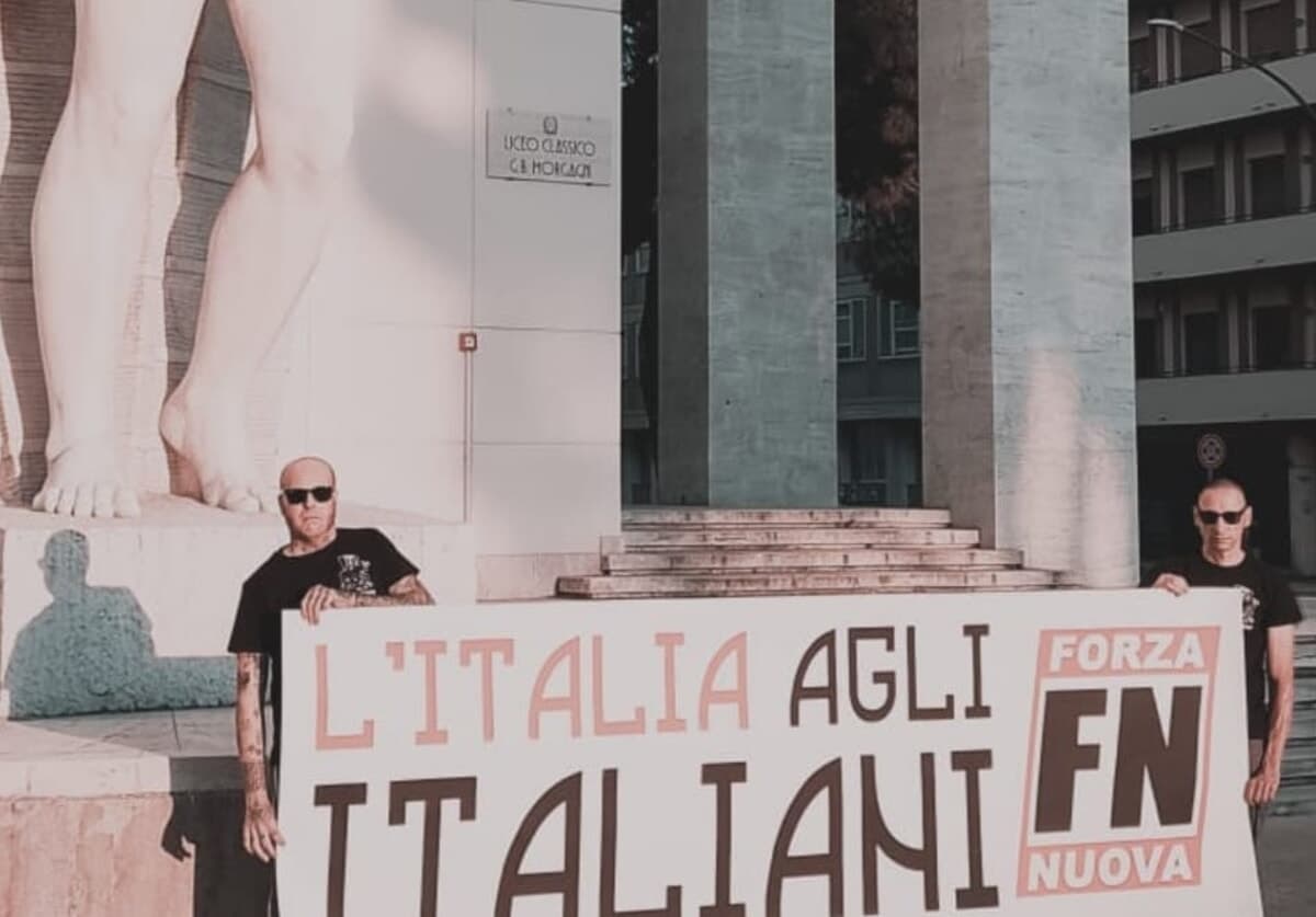 "Italia agli italiani": mobilitazione di Forza Nuova davanti alla statua di Icaro