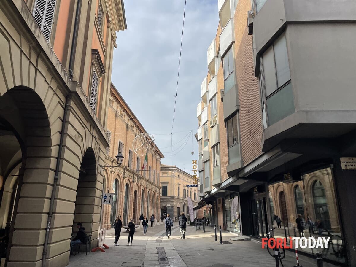 Bici elettrica rubata dentro al palazzo in corso Garibaldi: "I ladri hanno agito con senso di impunità"